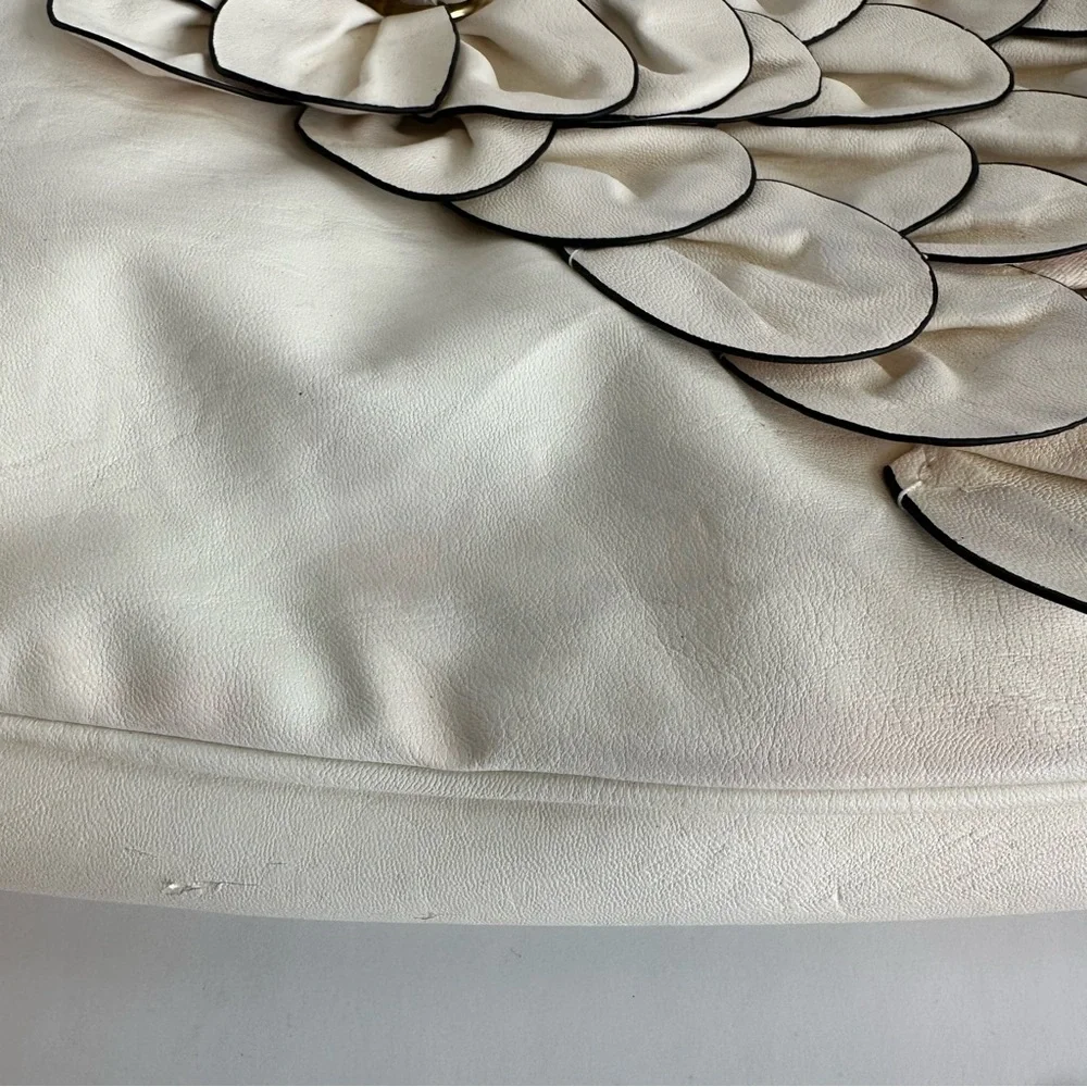 Scarleton White Faux Leather Bag Black Wooden Handle Floral Embellishment‎ Retro